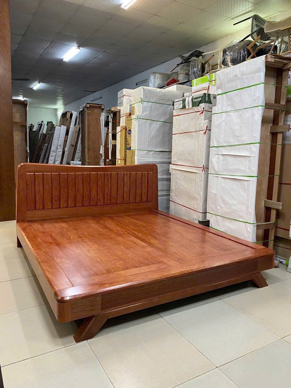 Giường Ngủ Chân Thuyền 1m8 Gỗ Hương Đá GN102